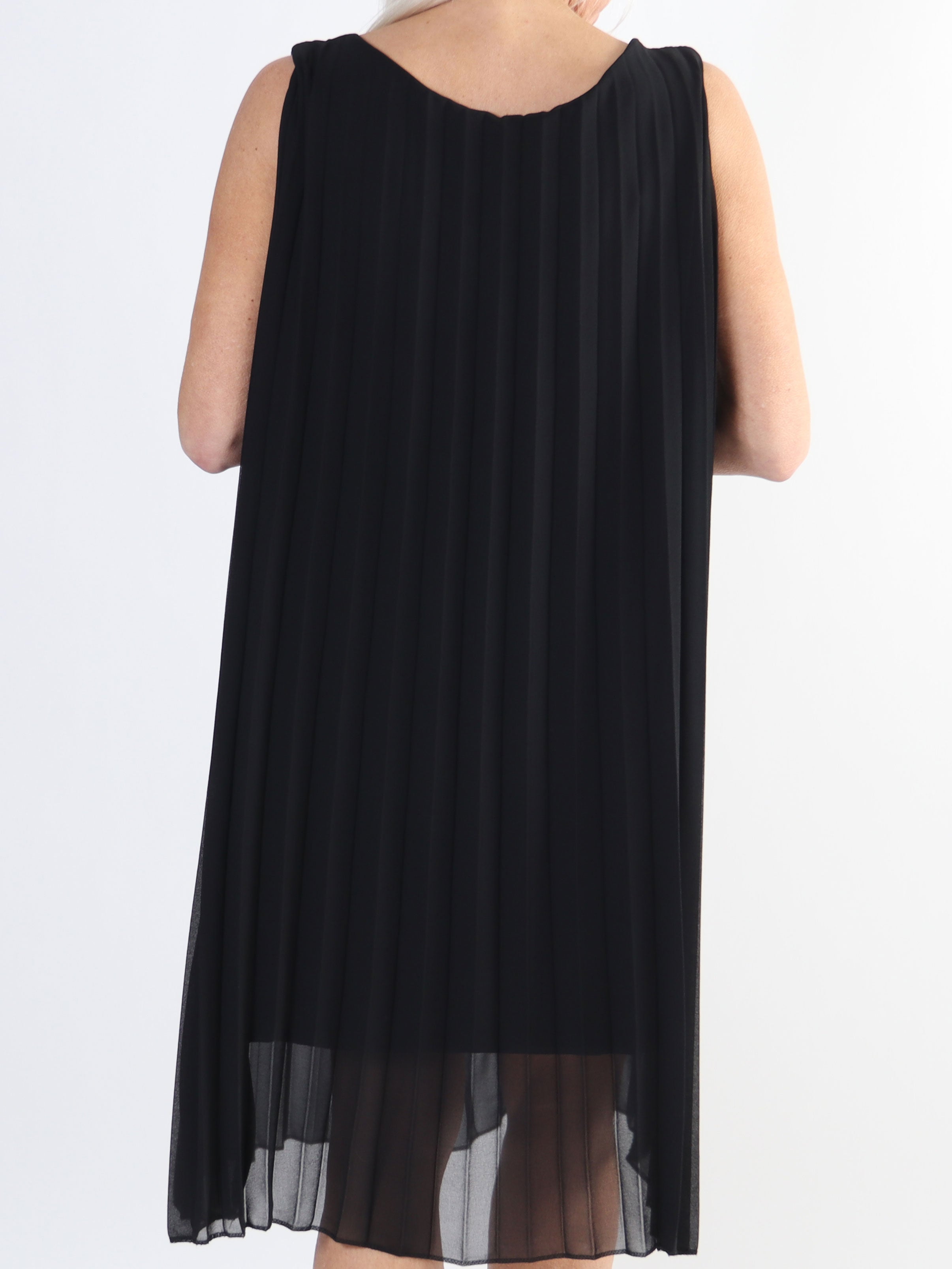 Saline - Sød plus size kjole i plisseret chiffon uden ærmer